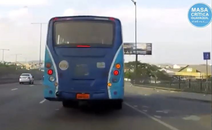 (VIDEO) Buses irrespetan paraderos en Guayaquil; SITU sigue sin funcionar