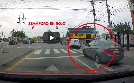 VIDEO | Autos cruzando la luz roja en Guayaquil sigue poniendo en riesgo a peatones