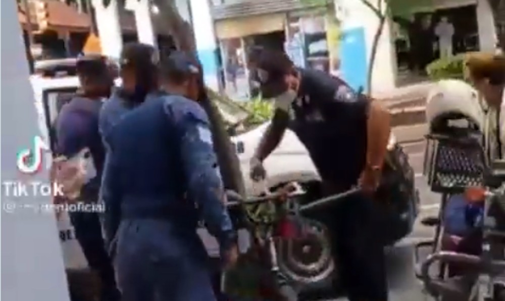 (VIDEO) Bicicleta retirada a la fuerza por Policía Metropolitana de Guayaquil muestra falta de garantías para la movilidad sostenible en la ciudad