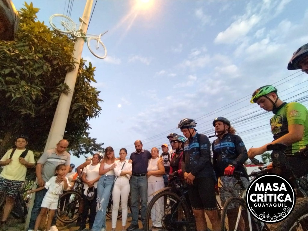 Colocamos bicicleta blanca en memoria de los tres biciusuarios asesinados en vía a la costa
